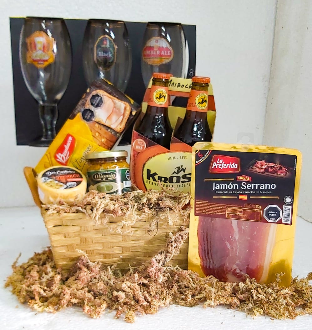 Pack de Cervezas, Pack de copas Cerveceras, Jamon Serrano, Galletas Multigranos, Aceitunas Verdes, Queso con Merken